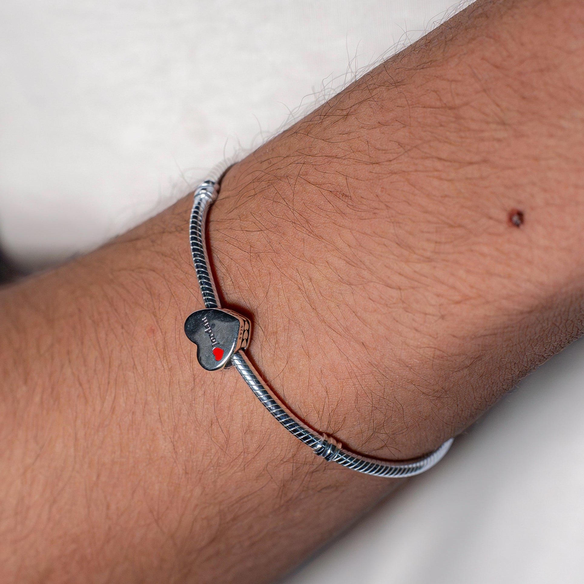 Jordan Charm aus Sterlingsilber mit rotem Emaille